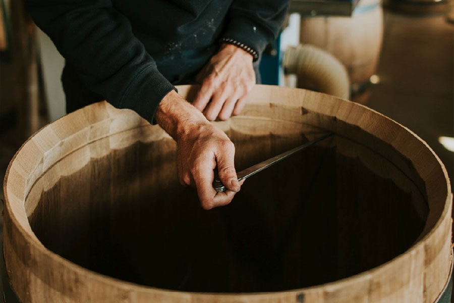 Bodegas Muga sở hữu xưởng đóng thùng gỗ sồi riêng, đem lại nét độc đáo cho rượu vang thương hiệu này
