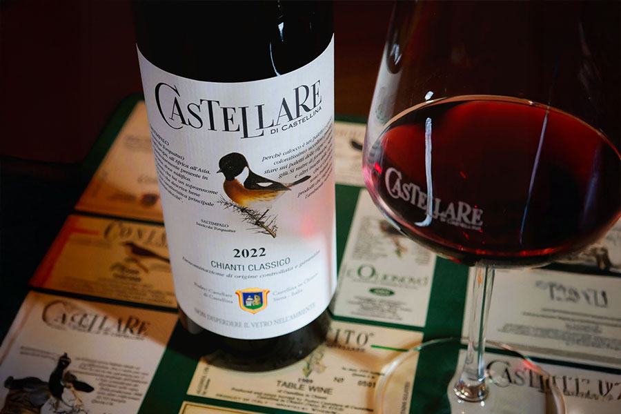Castellare di Castellina Chianti Classico là dòng vang Ý đặc biệt với thiết kế nhãn chai được thay đổi theo từng niên vụ, mỗi niên vụ là một hình ảnh loài chim quý hiếm
