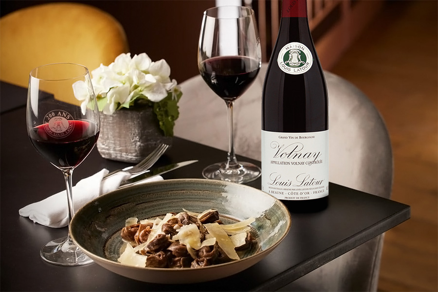 Rượu vang Pháp Louis Latour Volnay được làm từ nguồn nguyên liệu nho chất lượng
