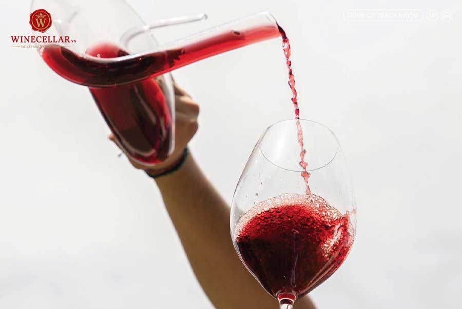 Quá trình decant (để rượu thở) sẽ giúp rượu phát triển những tầng hương vị tuyệt hảo