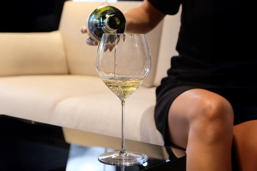 Thiết kế ly pha lê hoàn hảo cho hương vị vang tắng Chardonnay đậm ngậy