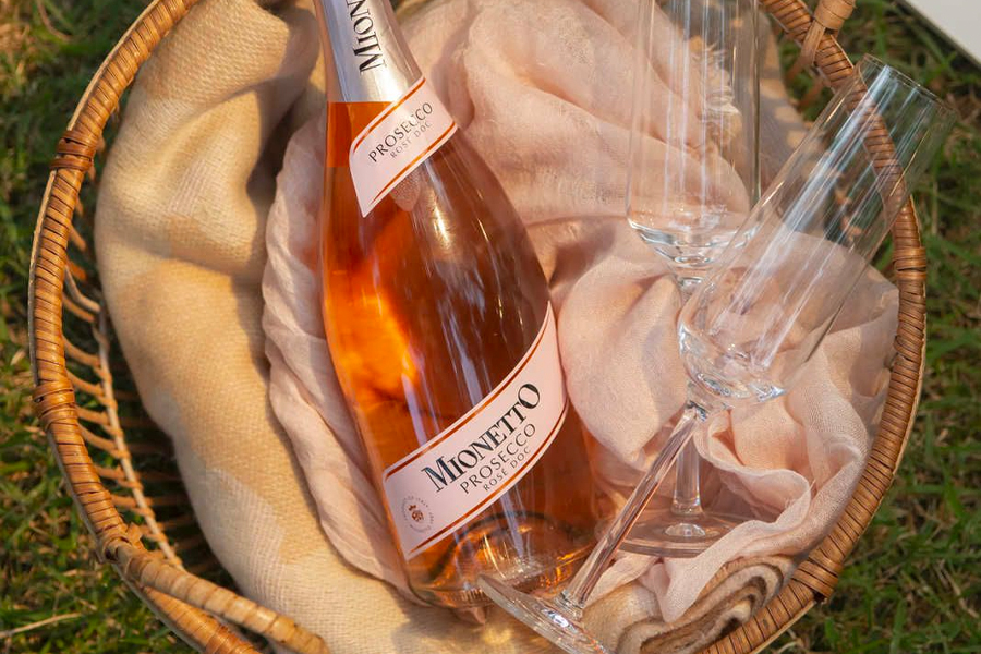 Rượu vang Ý Mionetto Prosecco Rosé có hương vị thơm ngon, quyến rũ