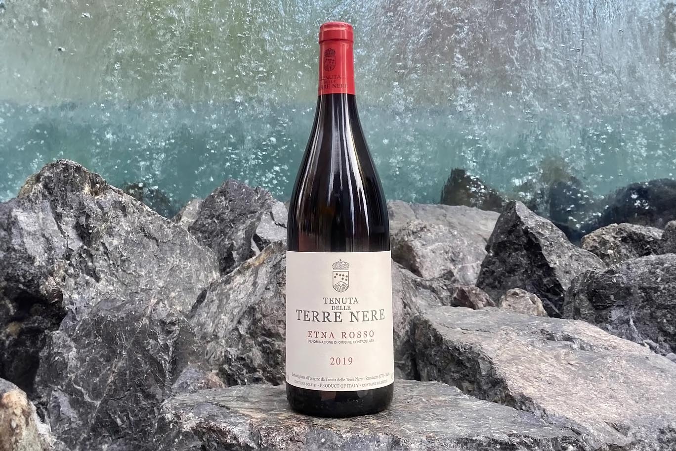 Rượu vang đỏ Terre Nere Etna Rosso được làm từ những trái nho trồng trên thổ nhưỡng núi lửa