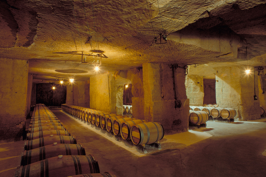 Château Ausone kết hợp các kỹ thuật sản xuất rượu vang truyền thống kết hợp với sự tập trung vào đổi mới