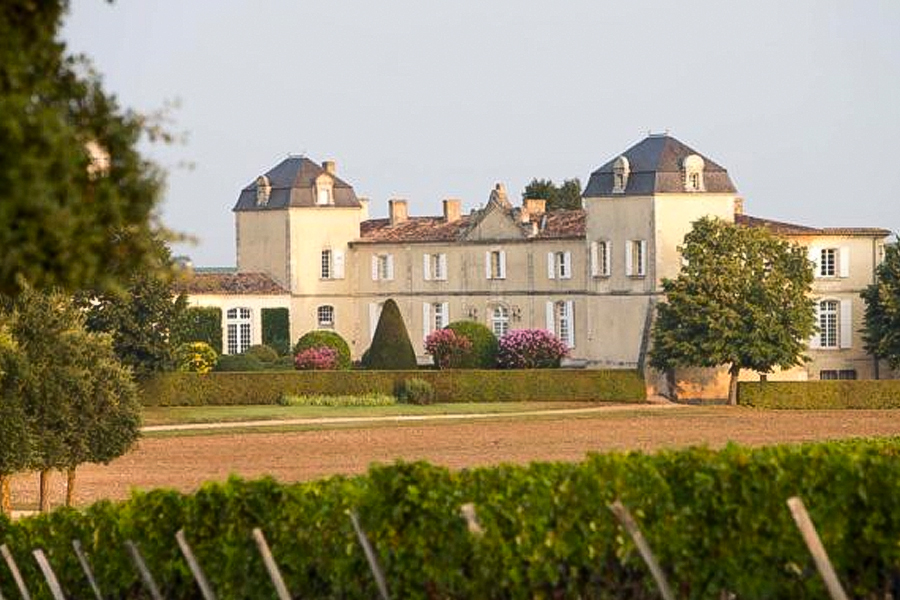 Điền trang Château Calon-Ségur nằm yên bình ở Saint-Estèphe,  phía bắc Bordeaux