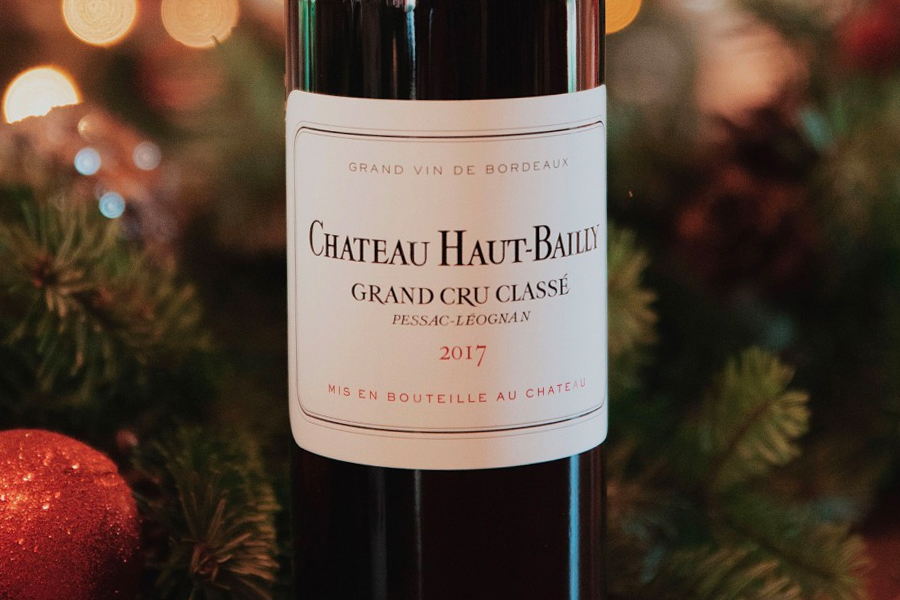 Rượu vang đỏ Château Haut-Bailly 2017 chát đậm, rắn rỏi, bung tỏa vô số vị tươi mát với sự tinh tế tuyệt vời
