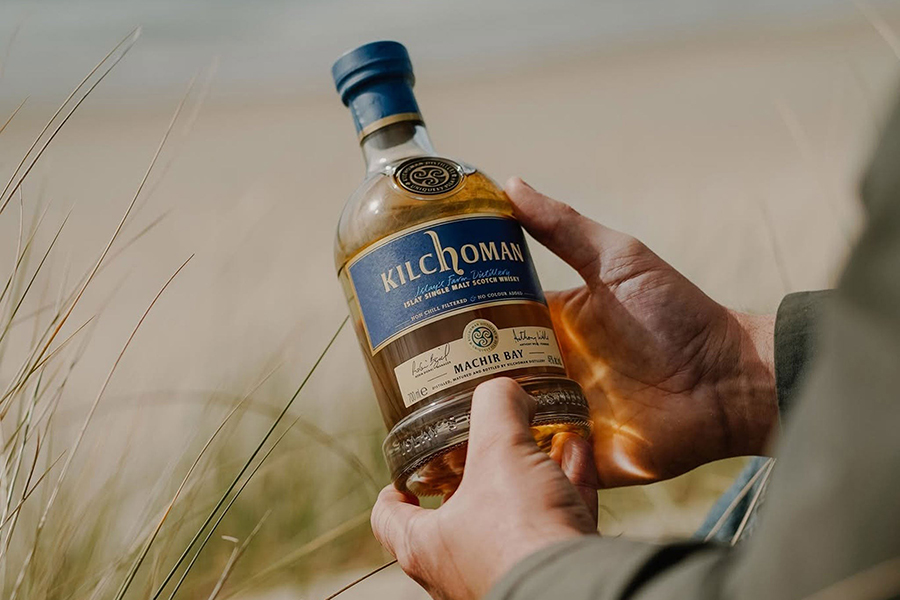 Rượu whisky Machir Bay là dòng whisky tiêu biểu của Kilchoman, nổi bật với nốt hương tươi sáng của cam quýt quyện cùng khói than bùn mạnh mẽ