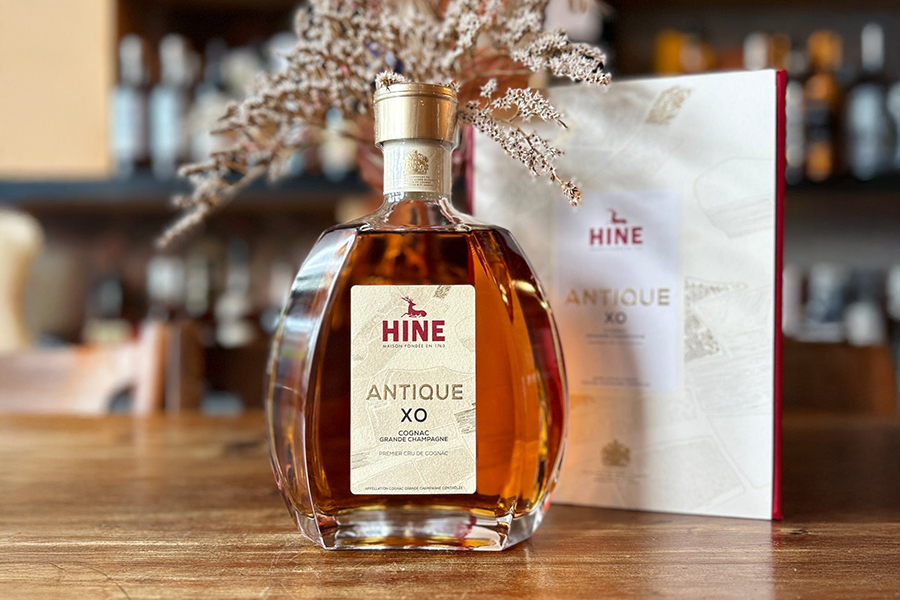 Hine Antique XO có hương cam chín mọng, gừng tươi và chút quế ấm áp, là quà tặng lý tưởng cho người yêu cognac