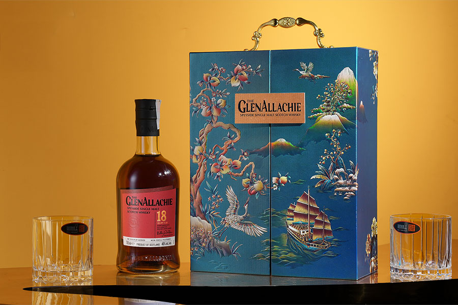Hộp quà whisky “Thuận Buồm Xuôi Gió” tựa như một tác phẩm nghệ thuật đặc sắc