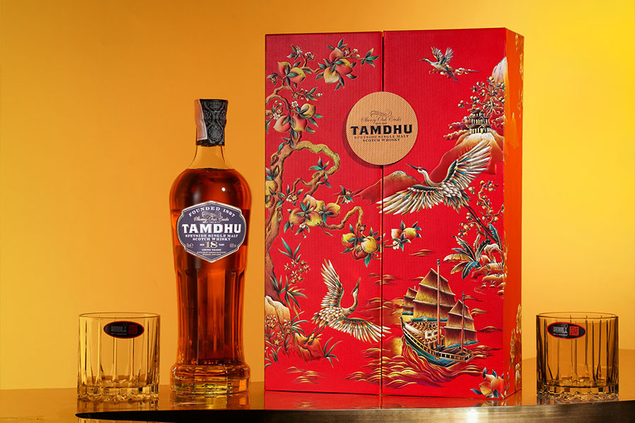 Hộp quà whisky "Thuận Buồm Xuôi Gió" gửi gắm lời chúc vạn sự hanh thông