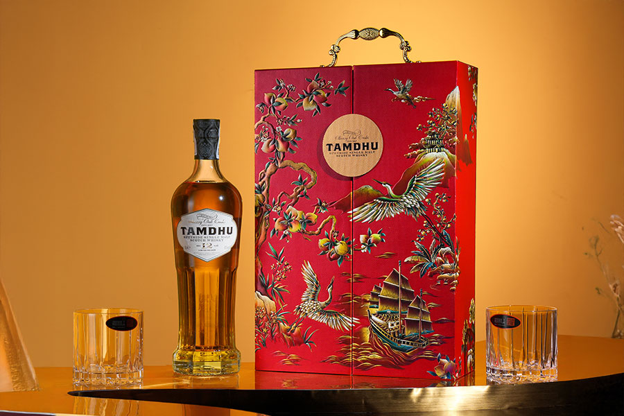 Hộp quà whisky “Thuận Buồm Xuôi Gió” tựa như một tác phẩm nghệ thuật