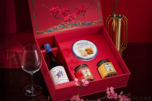 Bên trong hộp quà Như Ý là các sản phẩm cao cấp được tuyển chọn kỹ lưỡng
