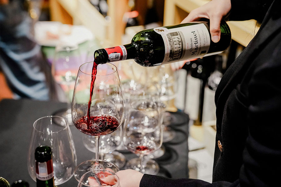 Đặc trưng nổi bật của Cabernet Sauvignon là hàm lượng vị chát (tannin) mạnh mẽ, mang đến cấu trúc vững chắc